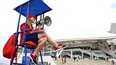 Волонтер у стадиона Фишт перед началом матча Кубка конфедераций-2017 Волонтер у стадиона Фишт перед началом матча Кубка конфедераций-2017