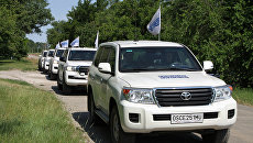 Кортеж патрулей миссии ОБСЕ в прифронтовом населенном пункте Саханка, расположенном в самопровозглашенной ДНР. 20 июня 2017 Кортеж патрулей миссии ОБСЕ в прифронтовом населенном пункте Саханка, расположенном в самопровозглашенной ДНР. 20 июня 2017