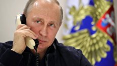 Президент РФ Владимир Путин во время телефонного разговора. архивное фото Президент РФ Владимир Путин во время телефонного разговора. архивное фото