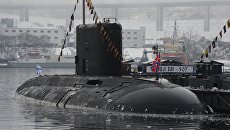 Дизельная подводная лодка класса Варшавянка возле пирса. Архивное фото Дизельная подводная лодка класса Варшавянка возле пирса. Архивное фото