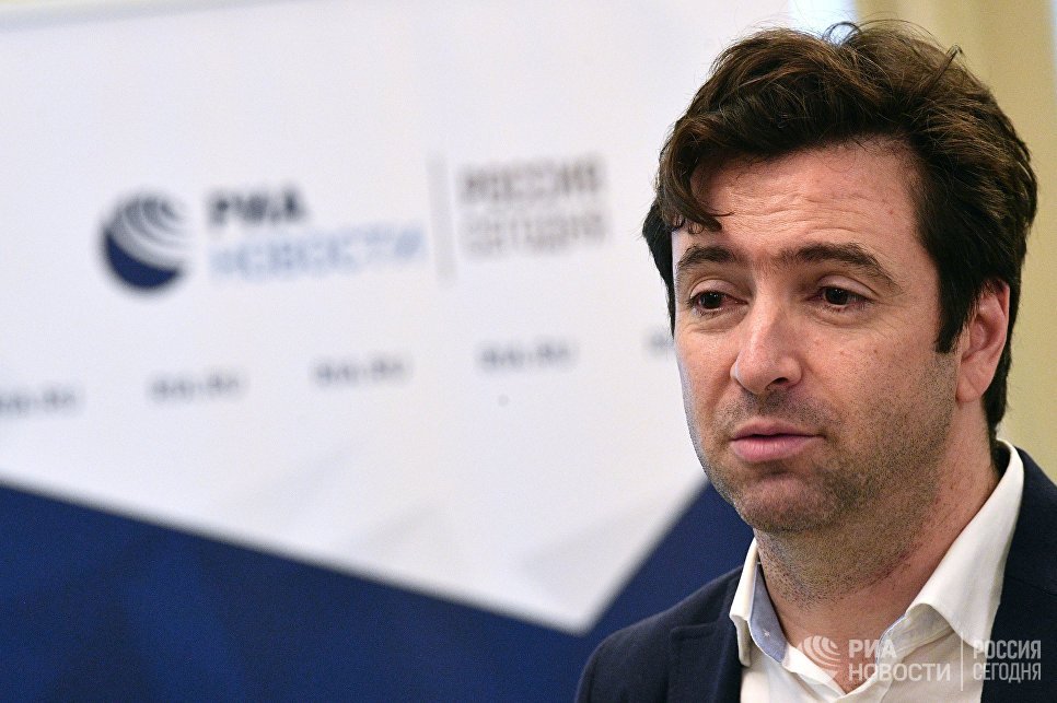 Дирижер-постановщик Оливер Диаз на пресс-конференции перед показом оперы Джузеппе Верди Трубадур в постановке Дмитрия Бертмана в Геликон-опере Дирижер-постановщик Оливер Диаз на пресс-конференции перед показом оперы Джузеппе Верди Трубадур в постановке Дмитрия Бертмана в Геликон-опере