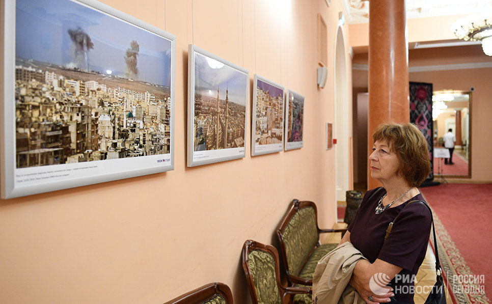 Посетитель на открытии фотовыставки Война и… мiръ? в фойе Зимина Московского музыкального театра Геликон-опера Посетитель на открытии фотовыставки Война и… мiръ? в фойе Зимина Московского музыкального театра Геликон-опера
