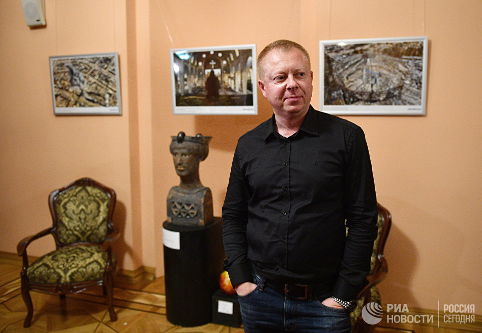 Специальный фотокорреспондент МИА Россия сегодня Валерий Мельников на открытии фотовыставки Война и… мiръ? в фойе Зимина Московского музыкального театра Геликон-опера Специальный фотокорреспондент МИА Россия сегодня Валерий Мельников на открытии фотовыставки Война и… мiръ? в фойе Зимина Московского музыкального театра Геликон-опера