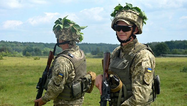 Солдаты ВСУ во время учений во Львовский области. Архивное фото