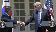 Президент США Дональд Трамп с президентом Южной Кореи Мун Чжэ Ином. Архивное фото Президент США Дональд Трамп с президентом Южной Кореи Мун Чжэ Ином. Архивное фото