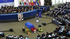 Премьер-министр РФ Дмитрий Медведев принял участие в церемонии прощания с экс-канцлером Гельмутом Колем. 1 июля 2017 Премьер-министр РФ Дмитрий Медведев принял участие в церемонии прощания с экс-канцлером Гельмутом Колем. 1 июля 2017