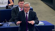 Президент Еврокомиссии Жан-Клод Юнкер выступает в Европейском парламенте в Страсбурге, Франция. 4 июля 2017 Президент Еврокомиссии Жан-Клод Юнкер выступает в Европейском парламенте в Страсбурге, Франция. 4 июля 2017