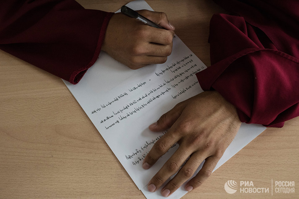 Студент буддийского университета Даши Чойнхорлин имени Дамба Даржа Заяева в Иволгинском дацане в Бурятии Студент буддийского университета Даши Чойнхорлин имени Дамба Даржа Заяева в Иволгинском дацане в Бурятии