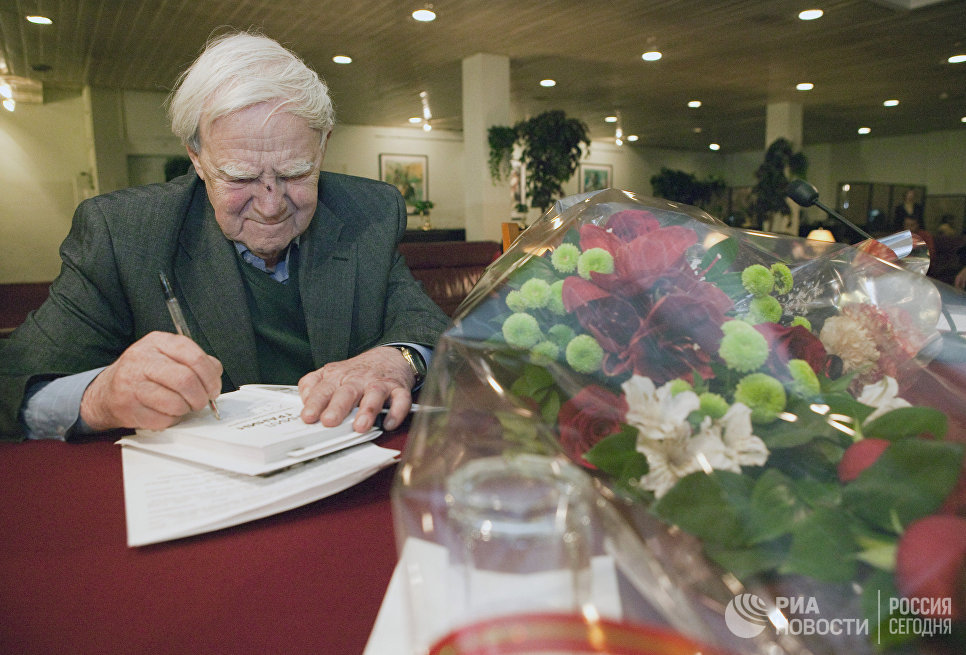 Писатель Даниил Гранин во время презентации своей книги Причуды моей памяти Писатель Даниил Гранин во время презентации своей книги Причуды моей памяти
