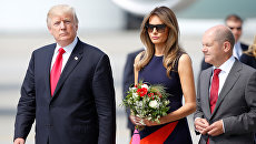 Президент США Дональд Трамп и первая леди Меланья Трамп в аэропорту Гамбурга. 6 июля 2017 Президент США Дональд Трамп и первая леди Меланья Трамп в аэропорту Гамбурга. 6 июля 2017