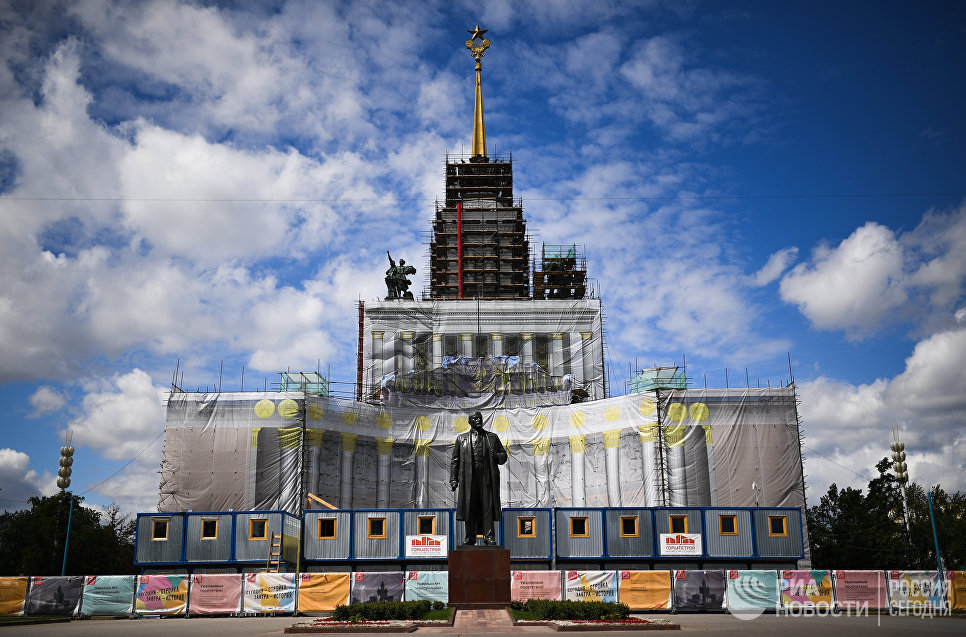 Памятник В. И. Ленину возле павильона №1 Центральный во время проведения работ по реконструкции ВДНХ Памятник В. И. Ленину возле павильона №1 Центральный во время проведения работ по реконструкции ВДНХ
