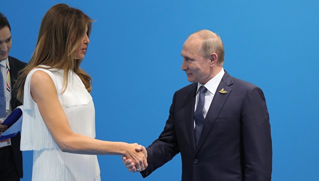 Президент РФ Владимир Путин и супруга президента США Меланья Трамп во время встречи на полях саммита лидеров Группы двадцати G20 в Гамбурге. 7 июля 2017