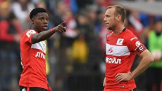 Игроки Спартака Квинси Промес и Денис Глушаков в матче 30-го тура чемпионата России по футболу среди клубов Премьер-лиги между командами ФК Аренал (Тула) и ФК Спартак (Москва). Май 2017 Игроки Спартака Квинси Промес и Денис Глушаков в матче 30-го тура чемпионата России по футболу среди клубов Премьер-лиги между командами ФК Аренал (Тула) и ФК Спартак (Москва). Май 2017