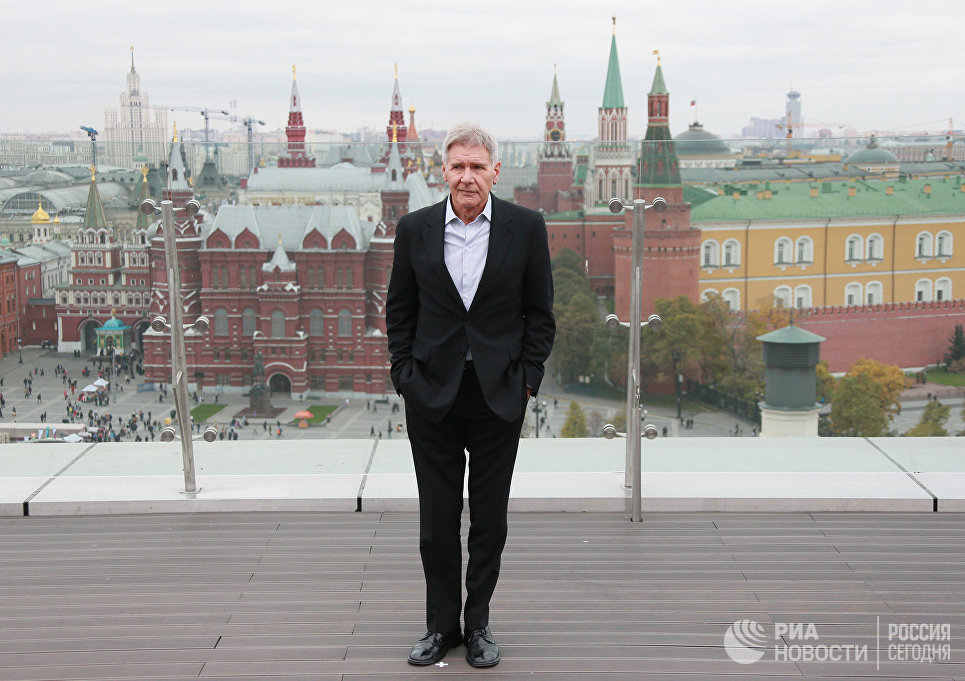 Американский актер Харрисон Форд во время фотоколла в отеле Ритц-Карлтон в Москве Американский актер Харрисон Форд во время фотоколла в отеле Ритц-Карлтон в Москве