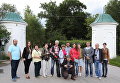 Белорусские и российские представители СМИ у входных ворот в усадьбу Ясная Поляна Белорусские и российские представители СМИ у входных ворот в усадьбу Ясная Поляна