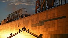 Сотрудники противопожарной службы во время тушения пожара в здании ТЦ РИО на Дмитровском шоссе в Москве Сотрудники противопожарной службы во время тушения пожара в здании ТЦ РИО на Дмитровском шоссе в Москве
