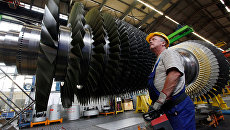 Строительство газовой турбины на заводе Siemens в Берлине. Архивное фото Строительство газовой турбины на заводе Siemens в Берлине. Архивное фото
