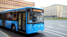 Автобус маршрута в центре Москвы. Архивное фото Автобус маршрута в центре Москвы. Архивное фото