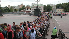 Очередь в храм Христа Спасителя в последний день пребывание в Москве мощей святителя Николая Чудотворца Очередь в храм Христа Спасителя в последний день пребывание в Москве мощей святителя Николая Чудотворца