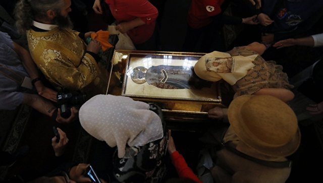 Верующие у ковчега с мощами святителя Николая Чудотворца в Свято-Троицком соборе Александро-Невской лавры