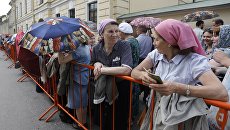 Верующие стоят в очереди к мощам святителя Николая Чудотворца у Свято-Троицкого собора Александро-Невской лавры Верующие стоят в очереди к мощам святителя Николая Чудотворца у Свято-Троицкого собора Александро-Невской лавры