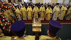 Богослужение в Свято-Троицком соборе Александро-Невской лавры, куда доставили ковчег с мощами святителя Николая Чудотворца Богослужение в Свято-Троицком соборе Александро-Невской лавры, куда доставили ковчег с мощами святителя Николая Чудотворца