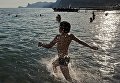 Отдыхающие купаются в Судаке Отдыхающие купаются в Судаке