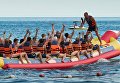Отдыхающие катаются на банане в Судаке Отдыхающие катаются на банане в Судаке