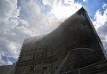 Сотрудники противопожарной службы на тушении возгорания в высотном здании на улице Новый Арбат в Москве Сотрудники противопожарной службы на тушении возгорания в высотном здании на улице Новый Арбат в Москве