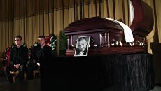 Сыновья актера Владимира Толоконникова Родион и Иннокентий Толоконниковы на церемонии прощания Сыновья актера Владимира Толоконникова Родион и Иннокентий Толоконниковы на церемонии прощания