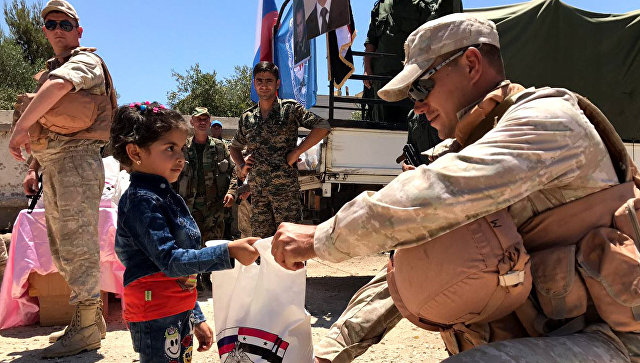 Военнослужащие российского центра по примирению враждующих сторон раздают гуманитарную помощь в поселении Джиба в сирийской провинции Кунейтра. Архивное фото