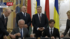 Девушка попыталась сорвать подписание документов Порошенко и Лукашенко Девушка попыталась сорвать подписание документов Порошенко и Лукашенко