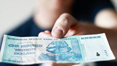 Купюра номиналом 100 триллионов долларов Зимбабве. Архивное фото Купюра номиналом 100 триллионов долларов Зимбабве. Архивное фото