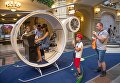 Посетители на выставке, посвященной строящемуся мосту через Керченский пролив, в московском ГУМе на Красной площади. 27 июля 2017 Посетители на выставке, посвященной строящемуся мосту через Керченский пролив, в московском ГУМе на Красной площади. 27 июля 2017