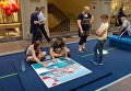 Посетители на выставке, посвященной строящемуся мосту через Керченский пролив, в московском ГУМе на Красной площади. 27 июля 2017 Посетители на выставке, посвященной строящемуся мосту через Керченский пролив, в московском ГУМе на Красной площади. 27 июля 2017
