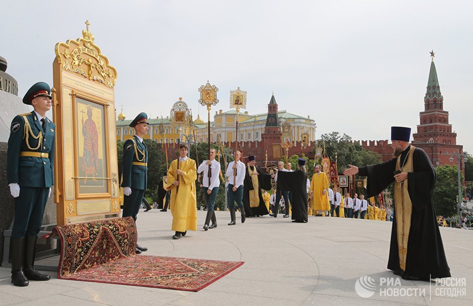 Крестный ход в Москве к памятнику князя Владимира в День крещения Руси Крестный ход в Москве к памятнику князя Владимира в День крещения Руси