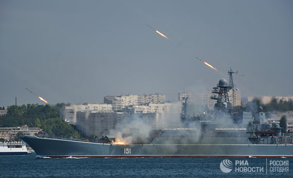 Большой десантный корабль Азов во время генеральной репетиции парада кораблей ко Дню ВМФ в Севастополе Большой десантный корабль Азов во время генеральной репетиции парада кораблей ко Дню ВМФ в Севастополе