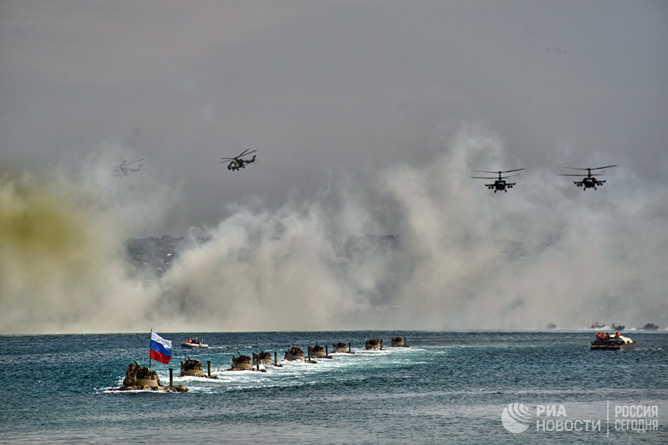 БТР 82А форсируют водную преграду и вертолеты Ка-52 Аллигатор во время генеральной репетиции парада кораблей ко Дню ВМФ в Севастополе БТР 82А форсируют водную преграду и вертолеты Ка-52 Аллигатор во время генеральной репетиции парада кораблей ко Дню ВМФ в Севастополе