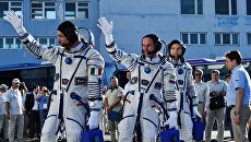 Бортинженер МКС Паоло Несполи (ЕSА), космонавт Роскосмоса, бортинженер МКС Сергей Рязанский, астронавт НАСА, командир МКС-53 Рэндолф Брезник перед запуском пилотируемого корабля Союз МС-05. 28 июля 2017 Бортинженер МКС Паоло Несполи (ЕSА), космонавт Роскосмоса, бортинженер МКС Сергей Рязанский, астронавт НАСА, командир МКС-53 Рэндолф Брезник перед запуском пилотируемого корабля Союз МС-05. 28 июля 2017