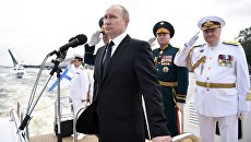 Верховный главнокомандующий РФ Владимир Путин на катере совершает обход кораблей, выстроившихся перед началом парада по случаю Дня Военно-морского флота РФ, на рейде Невы в Санкт-Петербурге. 30 июля 2017 Верховный главнокомандующий РФ Владимир Путин на катере совершает обход кораблей, выстроившихся перед началом парада по случаю Дня Военно-морского флота РФ, на рейде Невы в Санкт-Петербурге. 30 июля 2017