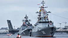 Сторожевой корабль Стойкий и десантный катер проекта 1176 Акула во время парада в честь Дня Военно-Морского Флота России в Санкт-Петербурге. 30 июля 2017 Сторожевой корабль Стойкий и десантный катер проекта 1176 Акула во время парада в честь Дня Военно-Морского Флота России в Санкт-Петербурге. 30 июля 2017