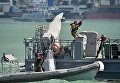 Десантники демонстрируют элементы условного освобождения захваченного террористами морского судна во время морского парада в акватории Цемесской бухты в День Военно-морского флота в Новороссийске. 30 июля 2017 Десантники демонстрируют элементы условного освобождения захваченного террористами морского судна во время морского парада в акватории Цемесской бухты в День Военно-морского флота в Новороссийске. 30 июля 2017