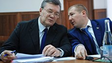 Бывший президент Украины Виктор Янукович и адвокат Виталий Сердюк. Архивное фото Бывший президент Украины Виктор Янукович и адвокат Виталий Сердюк. Архивное фото