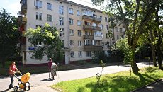 Пятиэтажный жилой дом в Москве, включенный в программу реновации. Архивное фото Пятиэтажный жилой дом в Москве, включенный в программу реновации. Архивное фото