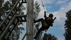 Военнослужащий во время прохождения этапа Тропа разведчика Военнослужащий во время прохождения этапа Тропа разведчика