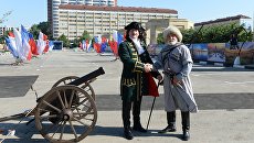 Артисты в образах исторического персонажа Петра I и чеченского воина на торжественной церемонии открытия улицы, названой в честь Санкт-Петербурга, в центре Грозного. 3 августа 2017 Артисты в образах исторического персонажа Петра I и чеченского воина на торжественной церемонии открытия улицы, названой в честь Санкт-Петербурга, в центре Грозного. 3 августа 2017