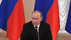 Президент РФ Владимир Путин во время заседания Совета при президенте РФ по развитию местного самоуправления. 5 августа 2017 Президент РФ Владимир Путин во время заседания Совета при президенте РФ по развитию местного самоуправления. 5 августа 2017