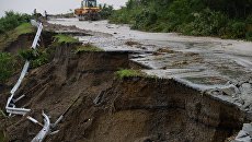 Подмытое ливнями дорожное полотно на трассе Раздольное - Славянка в Уссурийске. 7 августа 2017 Подмытое ливнями дорожное полотно на трассе Раздольное - Славянка в Уссурийске. 7 августа 2017