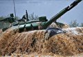 Участники индивидуальной гонки соревнований по танковому биатлону команды министерства обороны Белоруссии Армейских международных Игр-2017 на подмосковном полигоне Алабино Участники индивидуальной гонки соревнований по танковому биатлону команды министерства обороны Белоруссии Армейских международных Игр-2017 на подмосковном полигоне Алабино
