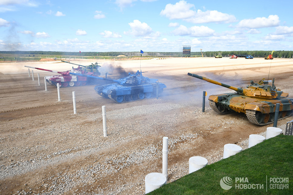 Танковые экипажи перед началом полуфинальной эстафеты в соревнованиях по танковому биатлону Армейских международных Игр-2017 на подмосковном полигоне Алабино Танковые экипажи перед началом полуфинальной эстафеты в соревнованиях по танковому биатлону Армейских международных Игр-2017 на подмосковном полигоне Алабино